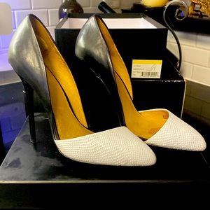 Beautiful, black and white pumps by LAMB size 10